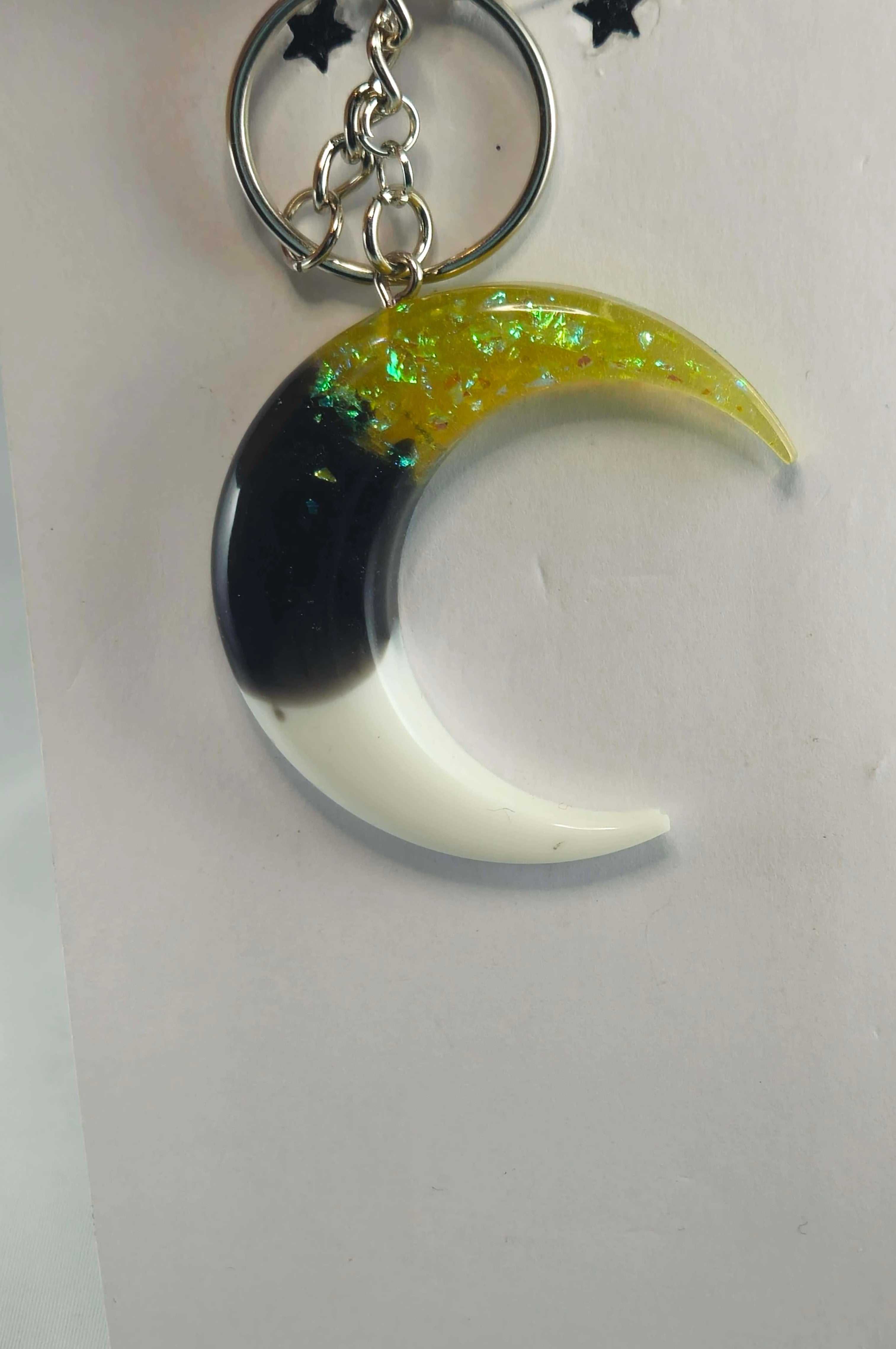 Cancer Horoscope Keychain with Decorative Heart Pendant in Black, White, and Yellow
